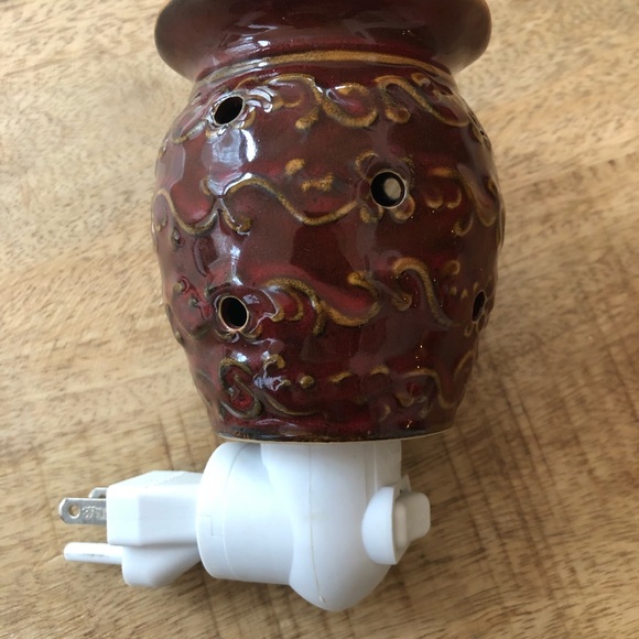 Scentsy Roma retired mini warmer in a neutral brown crock-like design - Picture 5 of 7